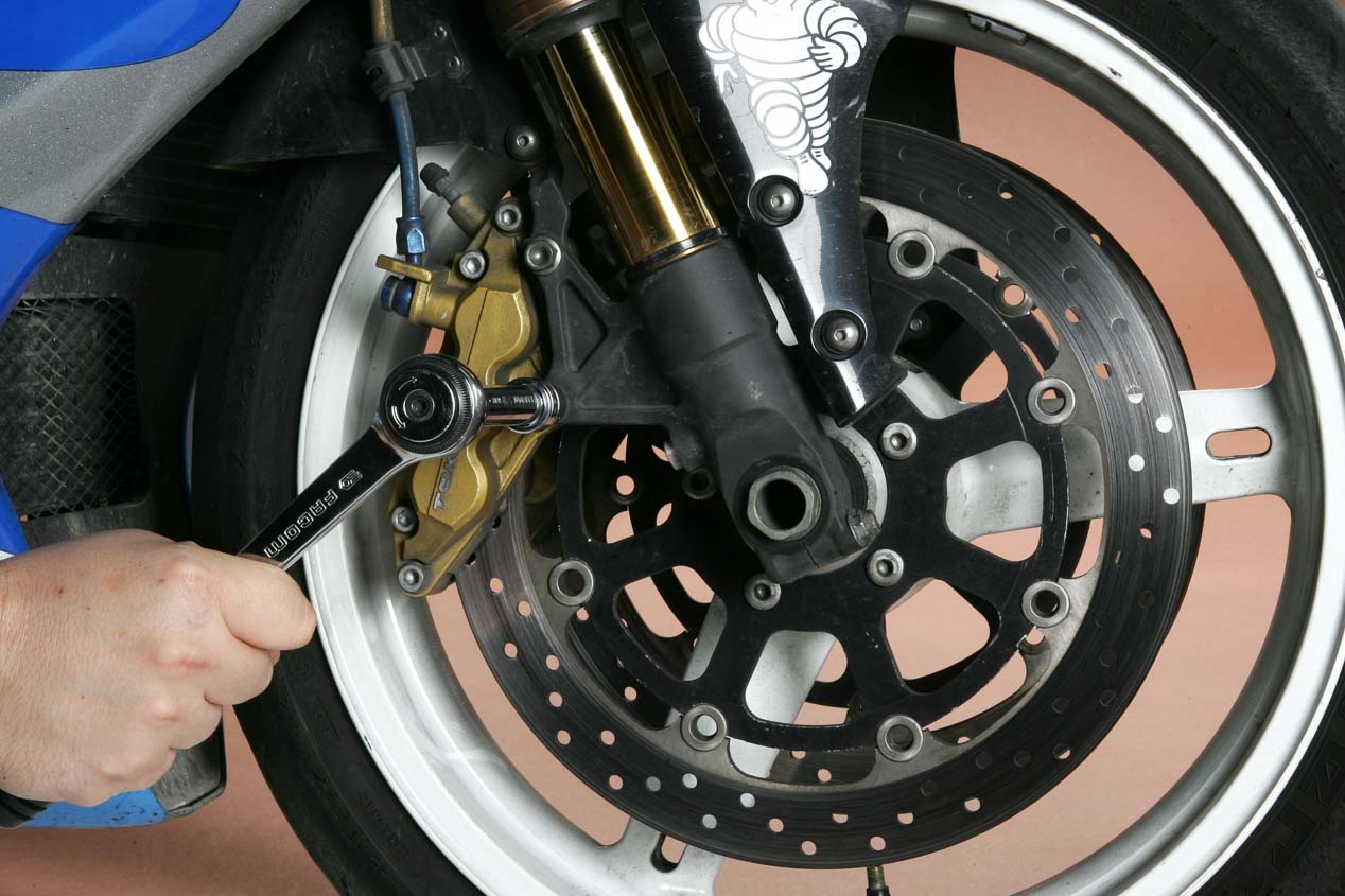 Briconsejo: Cómo cambiar las pastillas y que tu moto frene