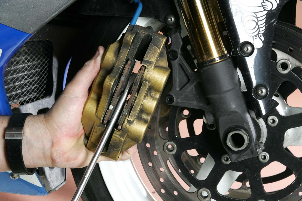 Briconsejo: Cómo cambiar las pastillas y que tu moto frene