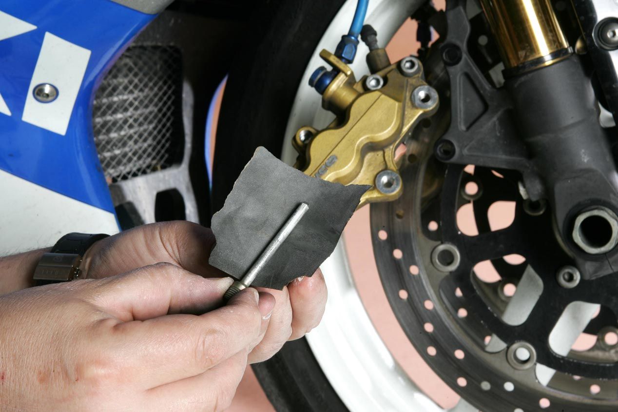Briconsejo: Cómo cambiar las pastillas y que tu moto frene