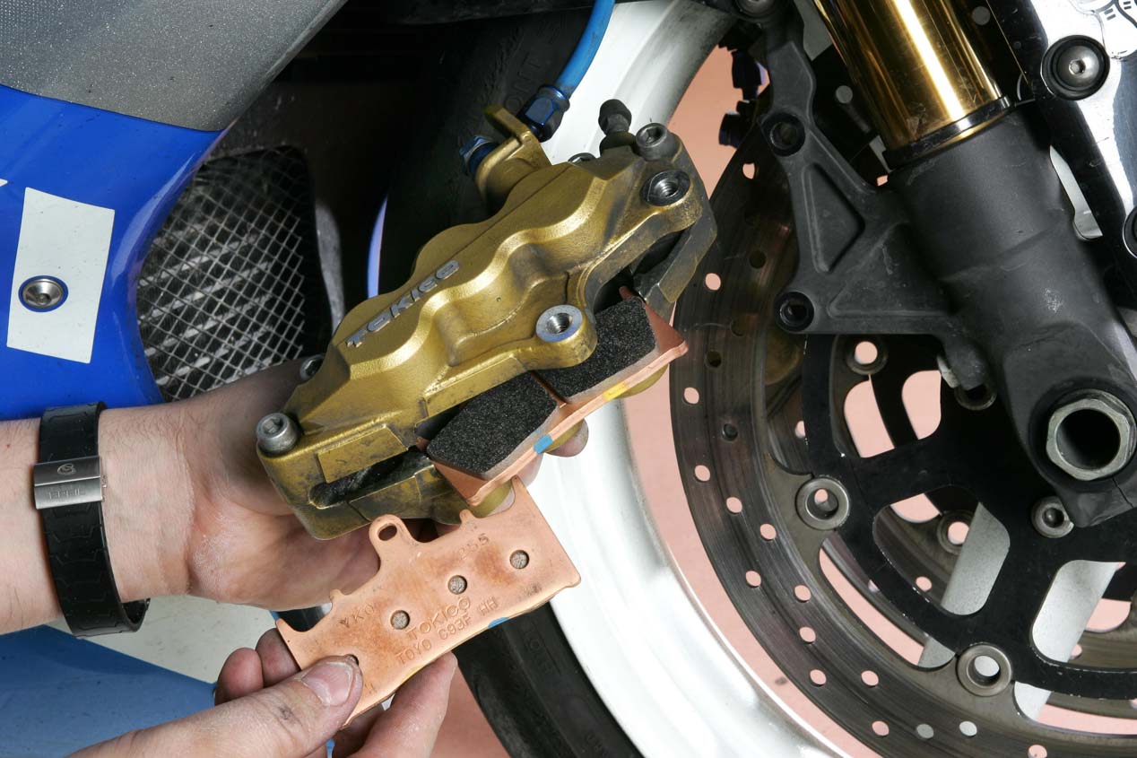 Briconsejo: Cómo cambiar las pastillas y que tu moto frene