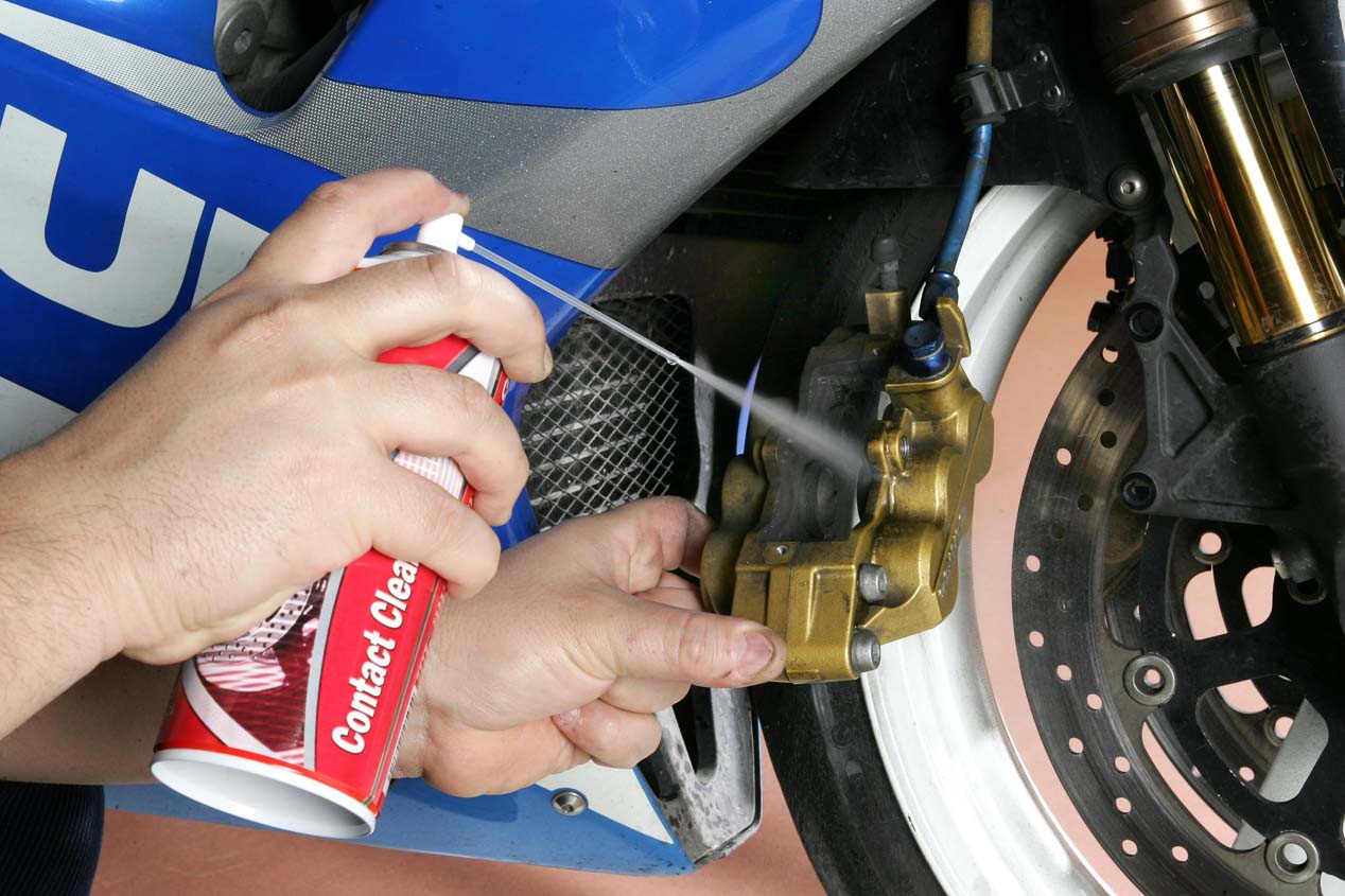 Briconsejo: Cómo cambiar las pastillas y que tu moto frene