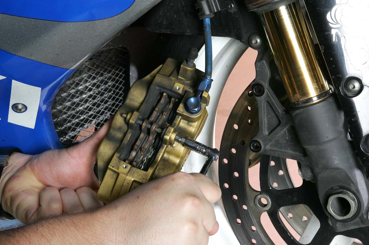 Briconsejo: Cómo cambiar las pastillas y que tu moto frene