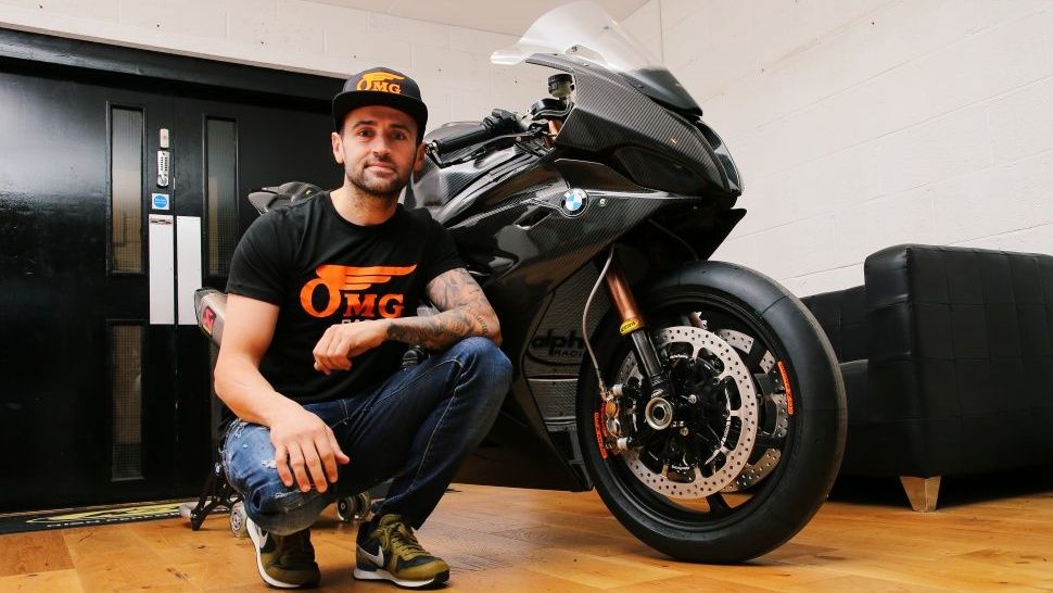 Héctor Barberá con su nueva BMW (Fotos: OMG Racing / Bournemouth Kawasaki).