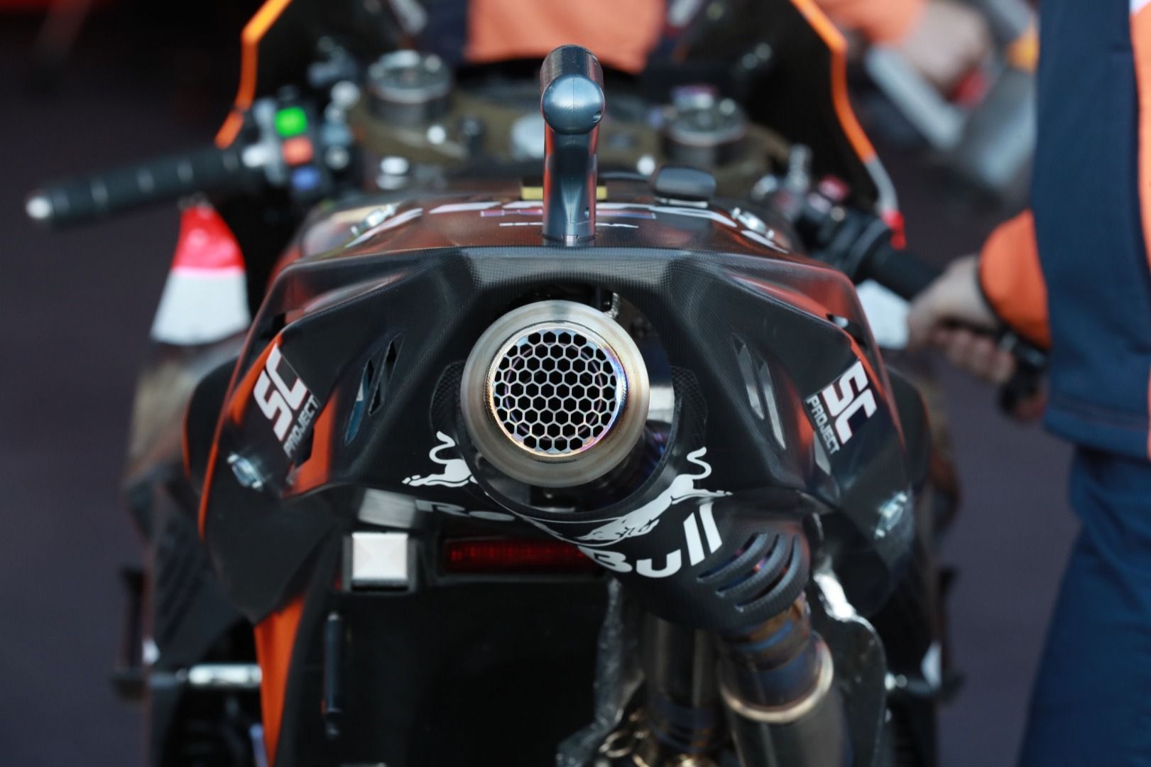 Honda RC-213V 2020 - Dos prototipos en pista, tres caídas