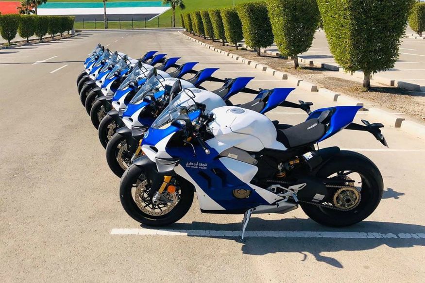 La policía de Abu Dhabi alardea ya de sus nuevas Ducati Panigale V4R