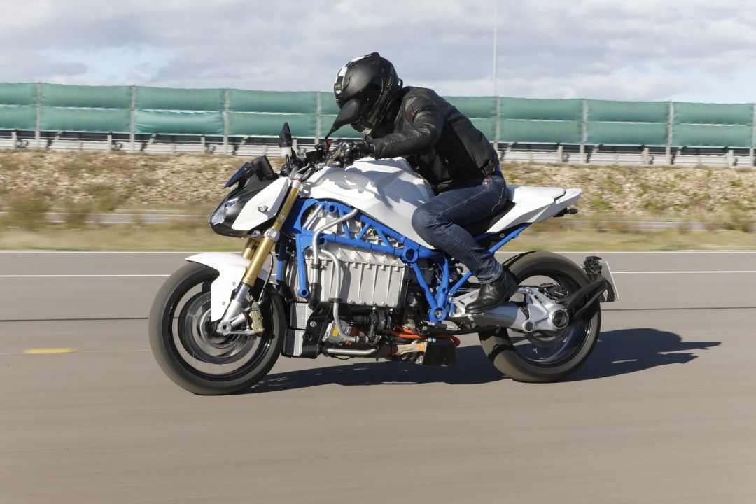 A grandes rasgos, para empujar a la eRoadster se han combinado un motor sincrónico de imanes permanentes de un BMW Serie 2 con la batería de un Serie 5. 