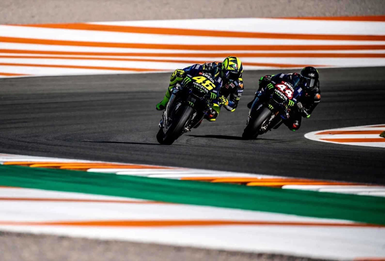 Hamilton persigue a Rossi