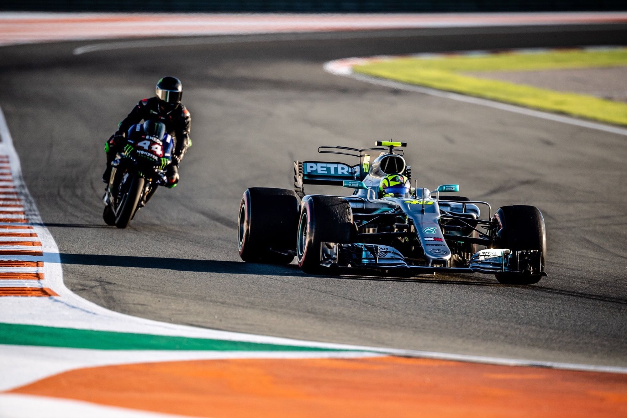Valentino Rossi vuelve a subirse a un Formula Uno… ¡y Lewis Hamilton a la Yamaha de MotoGP!