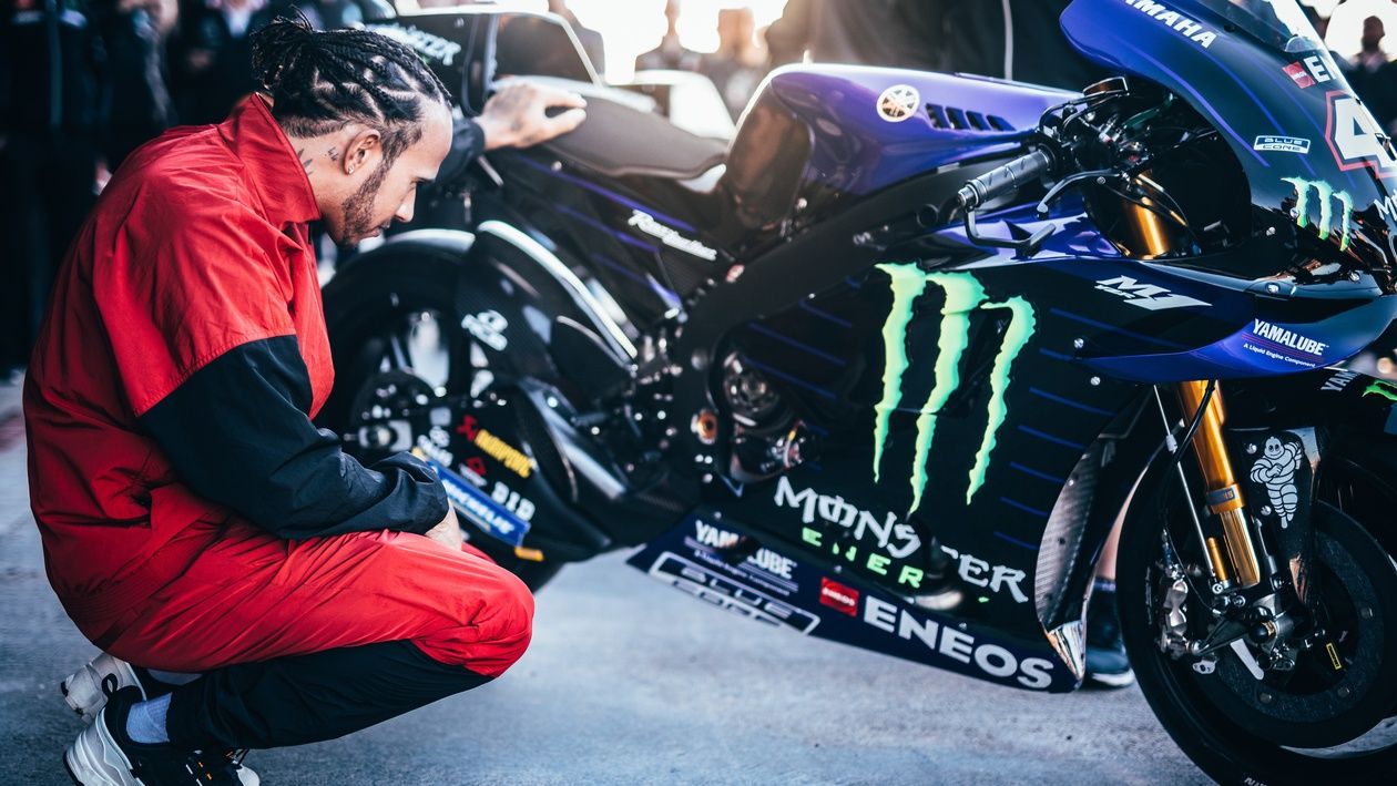Hamilton observa la Yamaha.