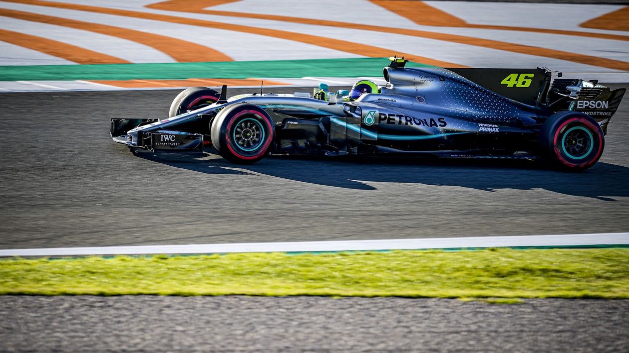 Valentino Rossi y Lewis Hamilton intercambian monturas
