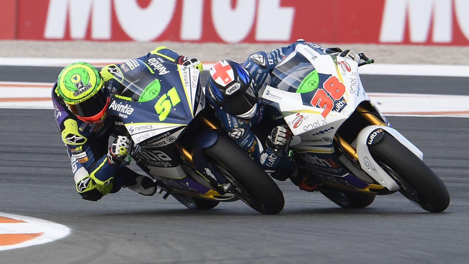 Eric Granado y Bradley Smith protagonizaron un final impresionante en Valencia (Foto: Gold & Goose).