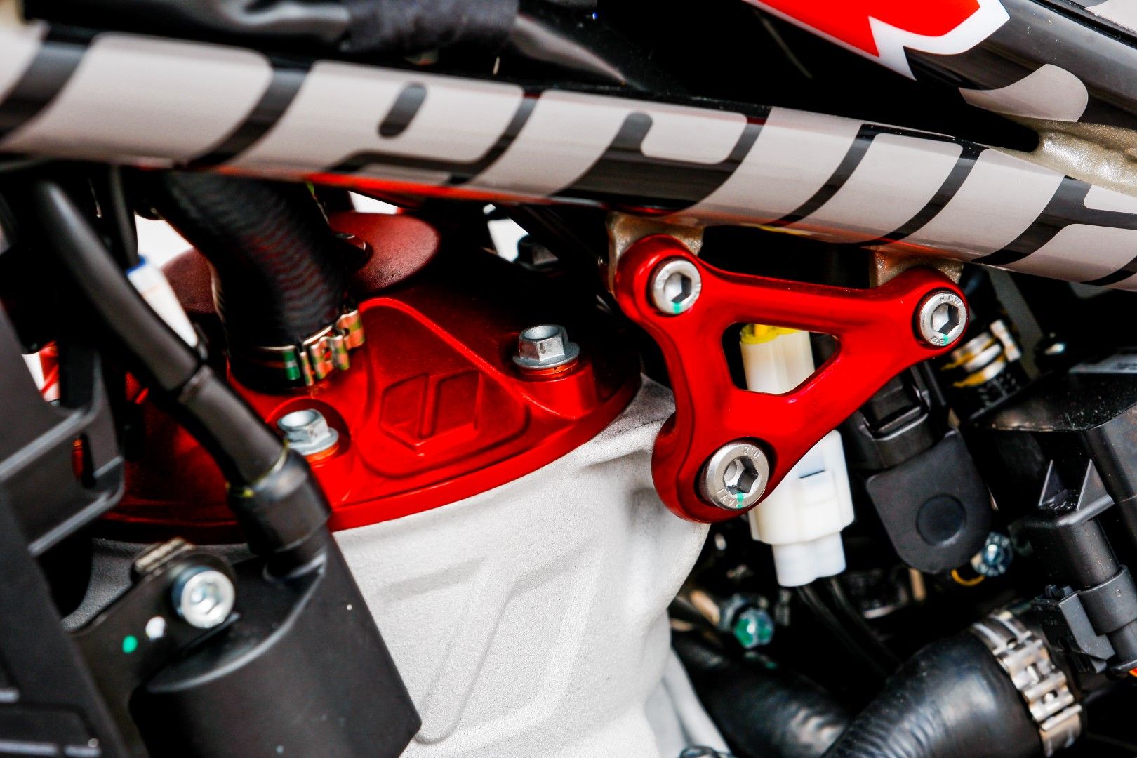 La Vertical R dispone de muchos elementos anodizados en rojo. La culata, específica para ella, salta a la vista.