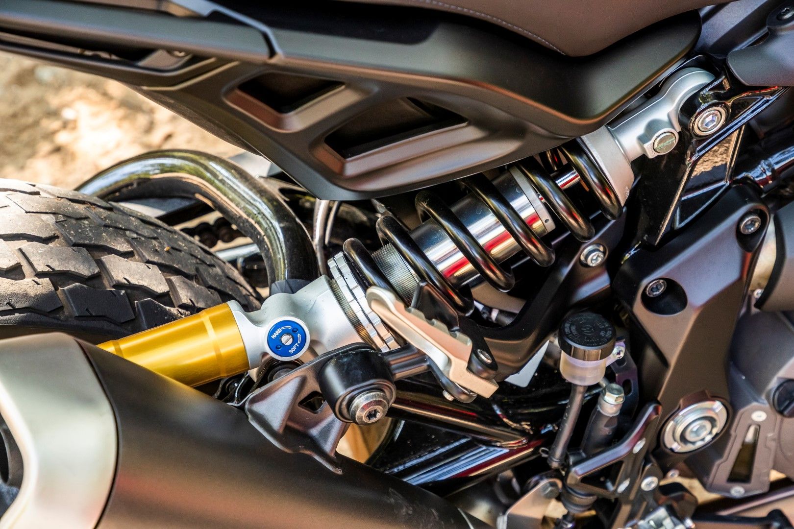 El basculante tubular es una de las señas de identidad de este modelo y tiene anclado en su lateral derecho el amortiguador Sachs de botella separada y totalmente regulable con suma facilidad. 