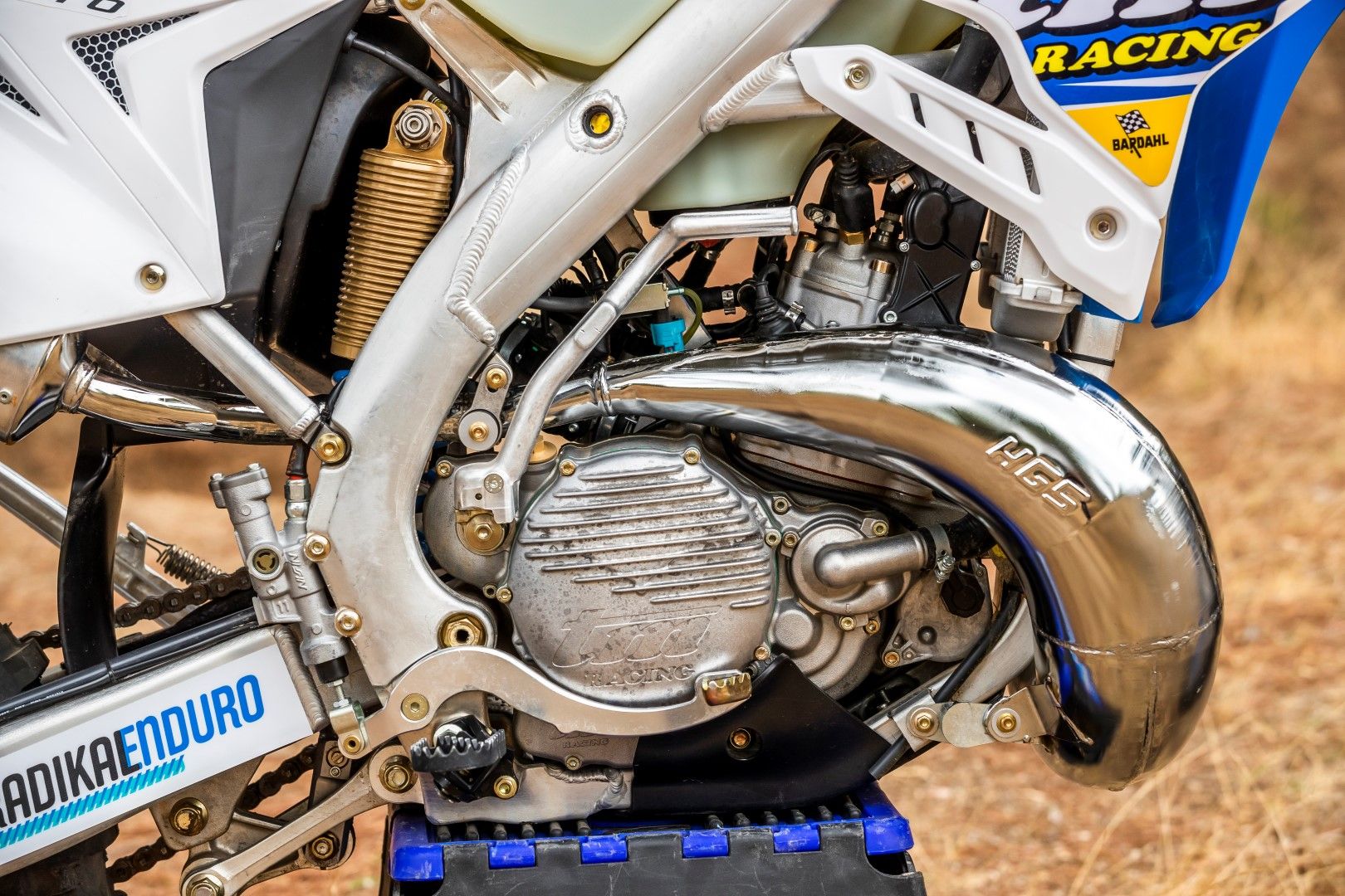 El motor es nuevo en más de la mitad de sus elementos: inyección electrónica además de arranque eléctrico, válvula de escape electrónica... ¡Mucho bueno!