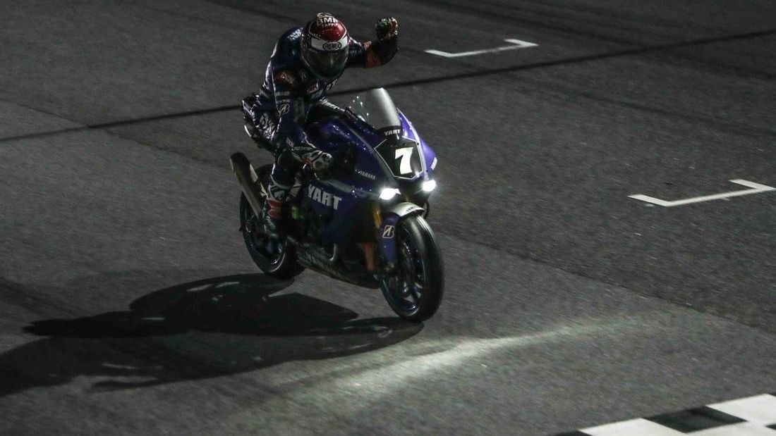 Niccolò Canepa culmina su exhibición entrando triunfal en meta (Fotos: FIM EWC).