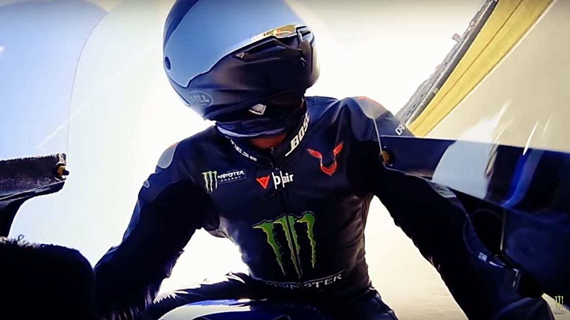Vídeo: Lewis Hamilton pilotando la Yamaha YZR-M1 de Valentino Rossi