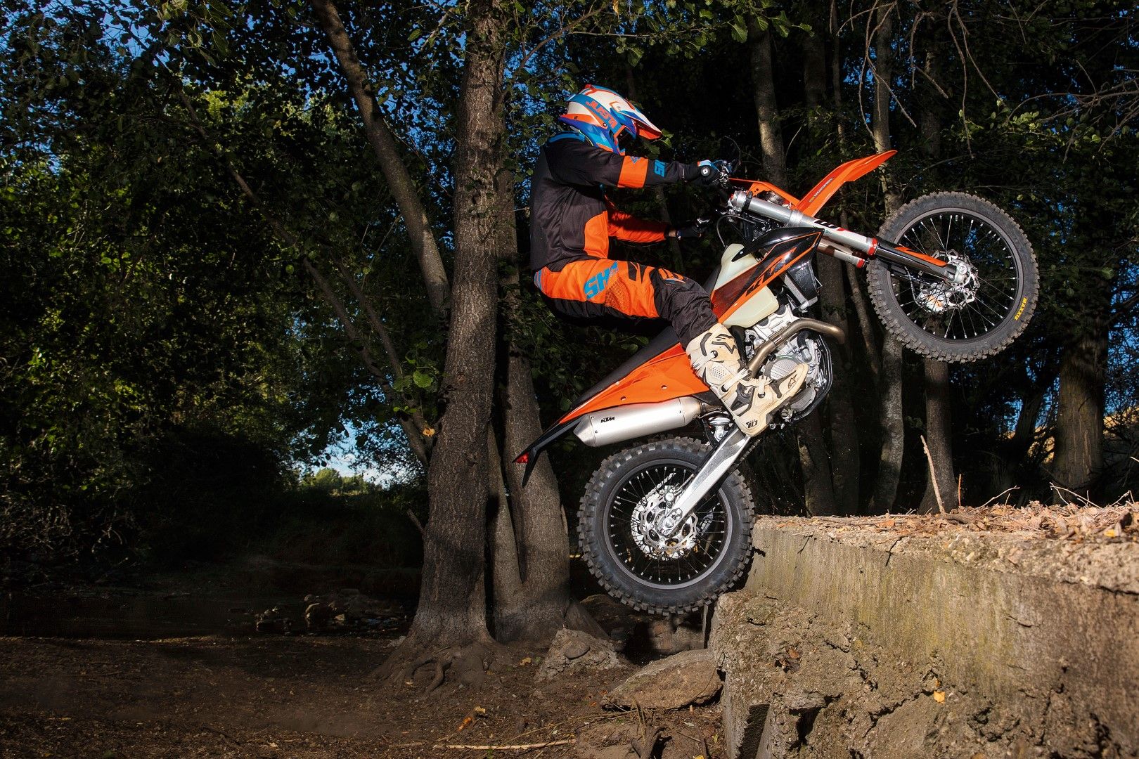 Moto de dinámica muy conseguida. Gran enduro 4T que poen en solfa de nuevo la duda sobre 2 o 4T. Por cierto, el colector de escape sigue desprotegido, más ligero y bonito pero menos funcional  -de nuevo, hemos quemado los pantalones.