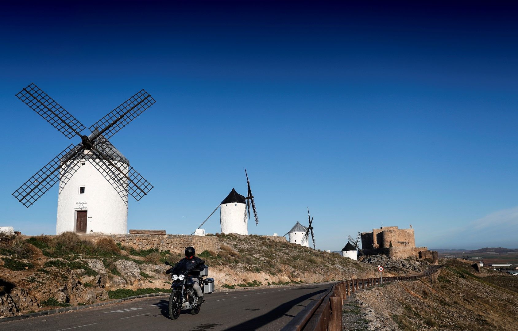 Turismo: Ruta por La Mancha con la Moto Guzzi V85 TT