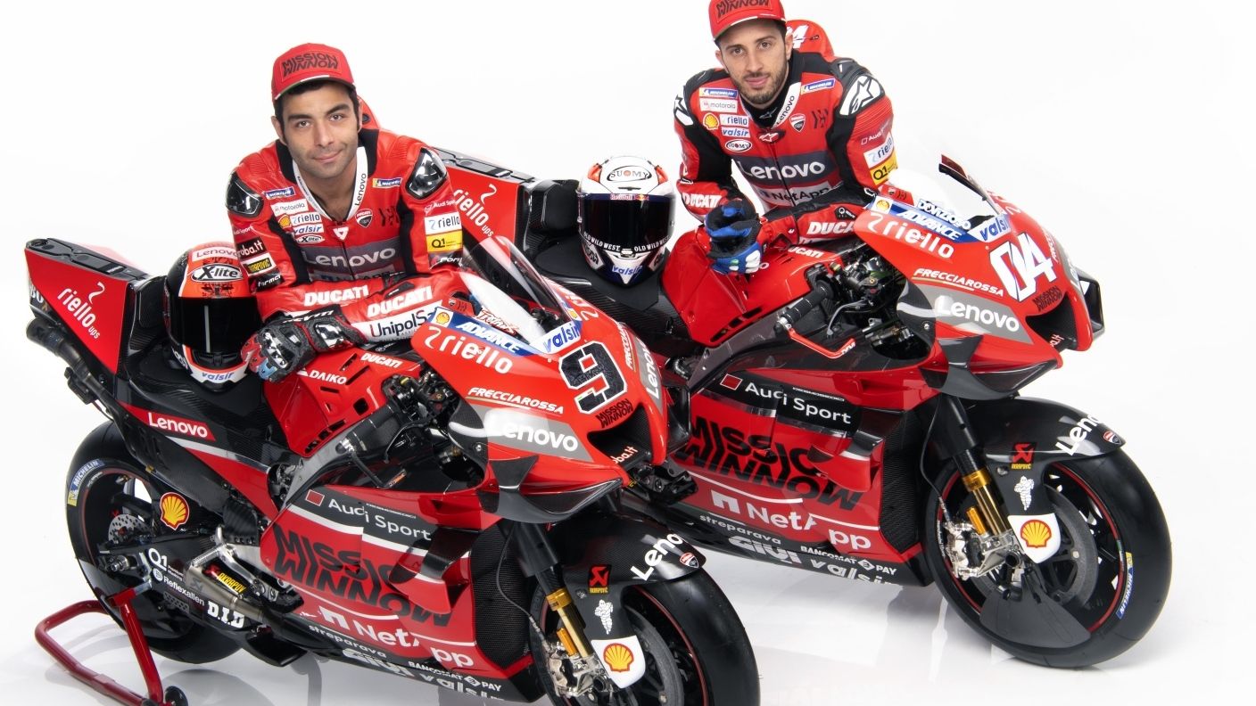 Danilo Petrucci y Andrea Dovizioso posan con sus Ducati Desmosedici GP20 (Fotos: Ducati).