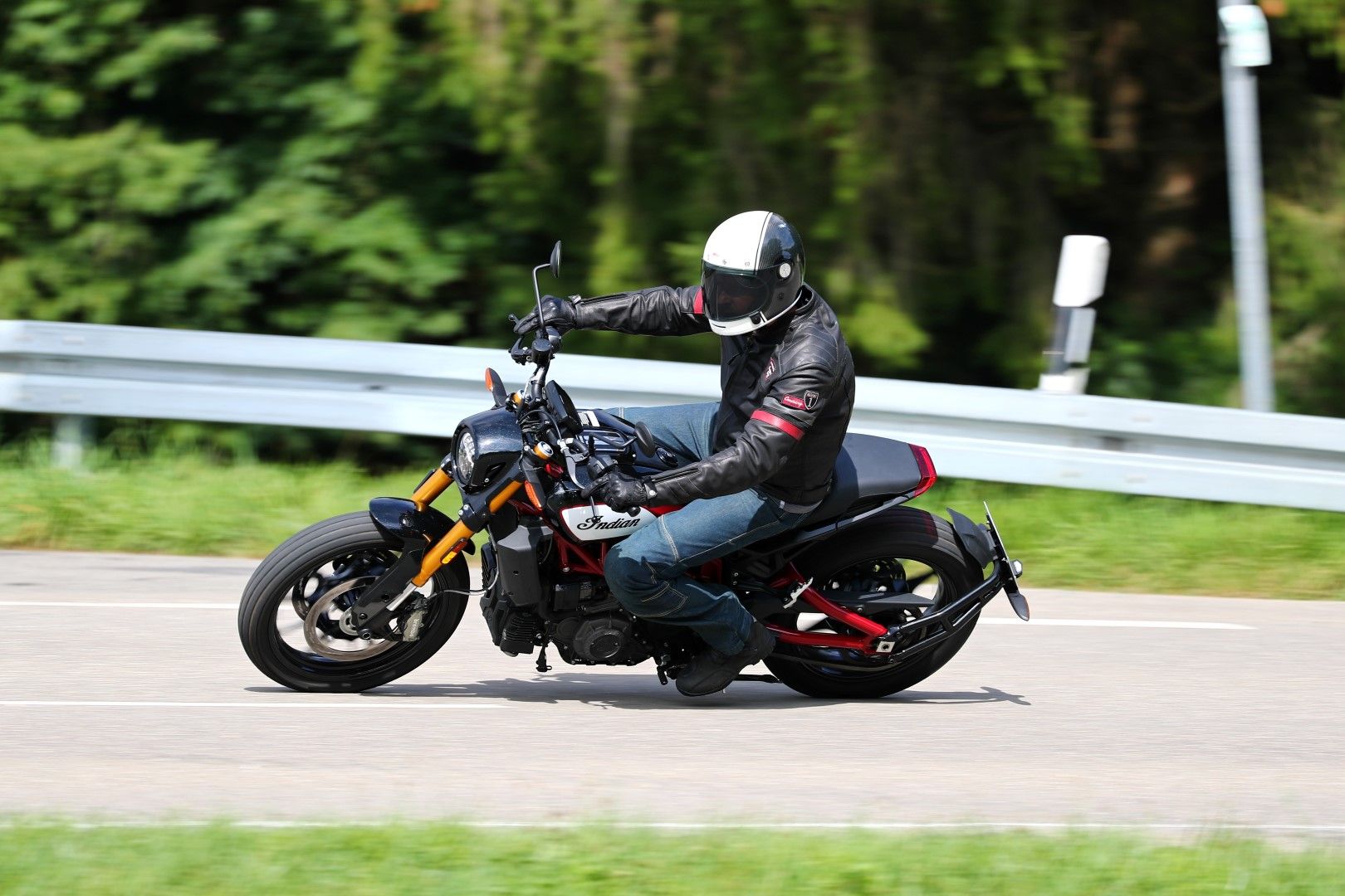 Comparativa BMW R nineT Scrambler vs Scrambler Ducati 1100 Sport vs  Indian FTR 1200 S Race Replica