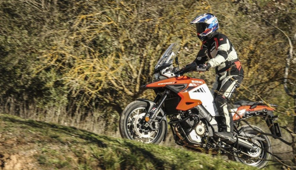 Por diseño y por decoración, esta nueva Suzuki V-Strom 1050 XT recuerda inevitablemente a la DR Big 750 S producida entre 1988 y 1990. Por diseño y por decoración, esta nueva Suzuki V-Strom 1050 XT recuerda inevitablemente a la DR Big 750 S producida entre 1988 y 1990.