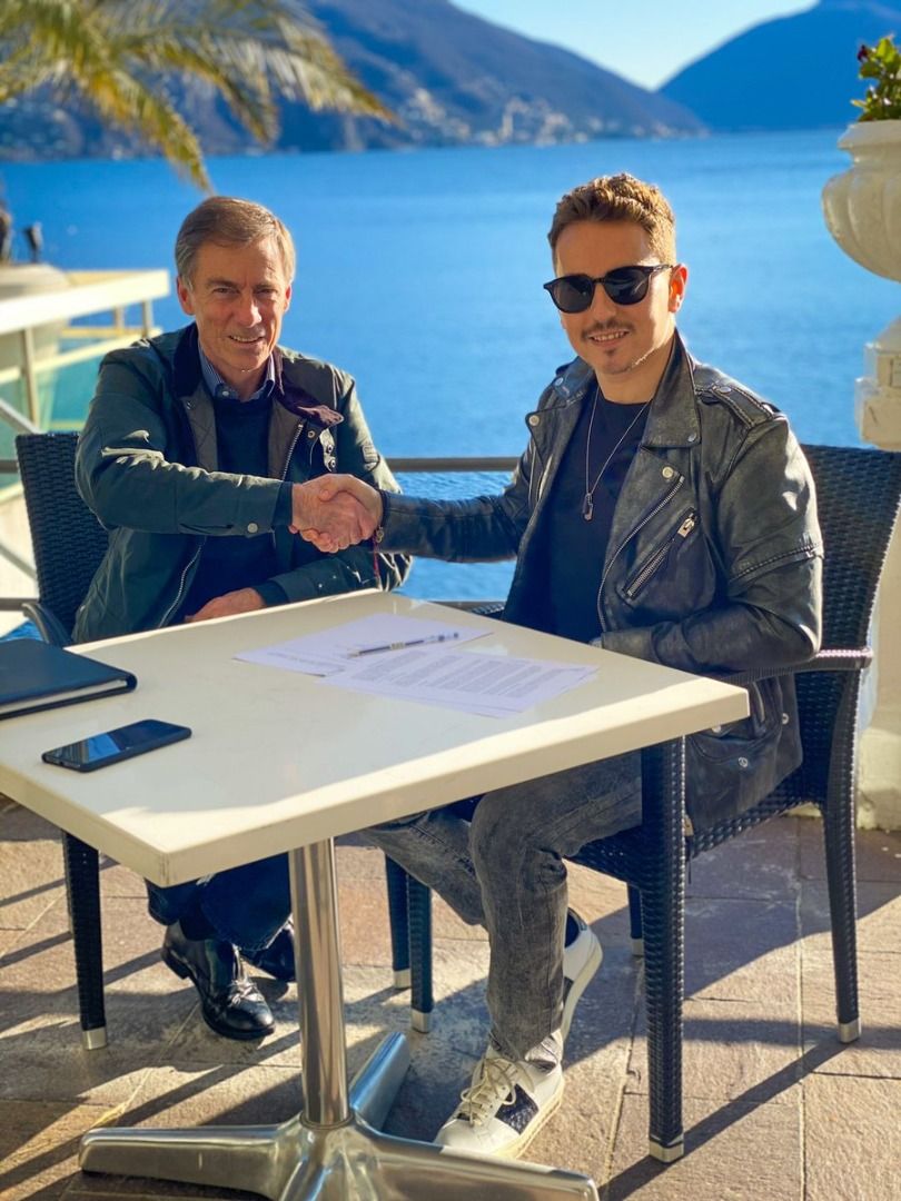Jorge Lorenzo firma su nuevo contrato con Yamaha