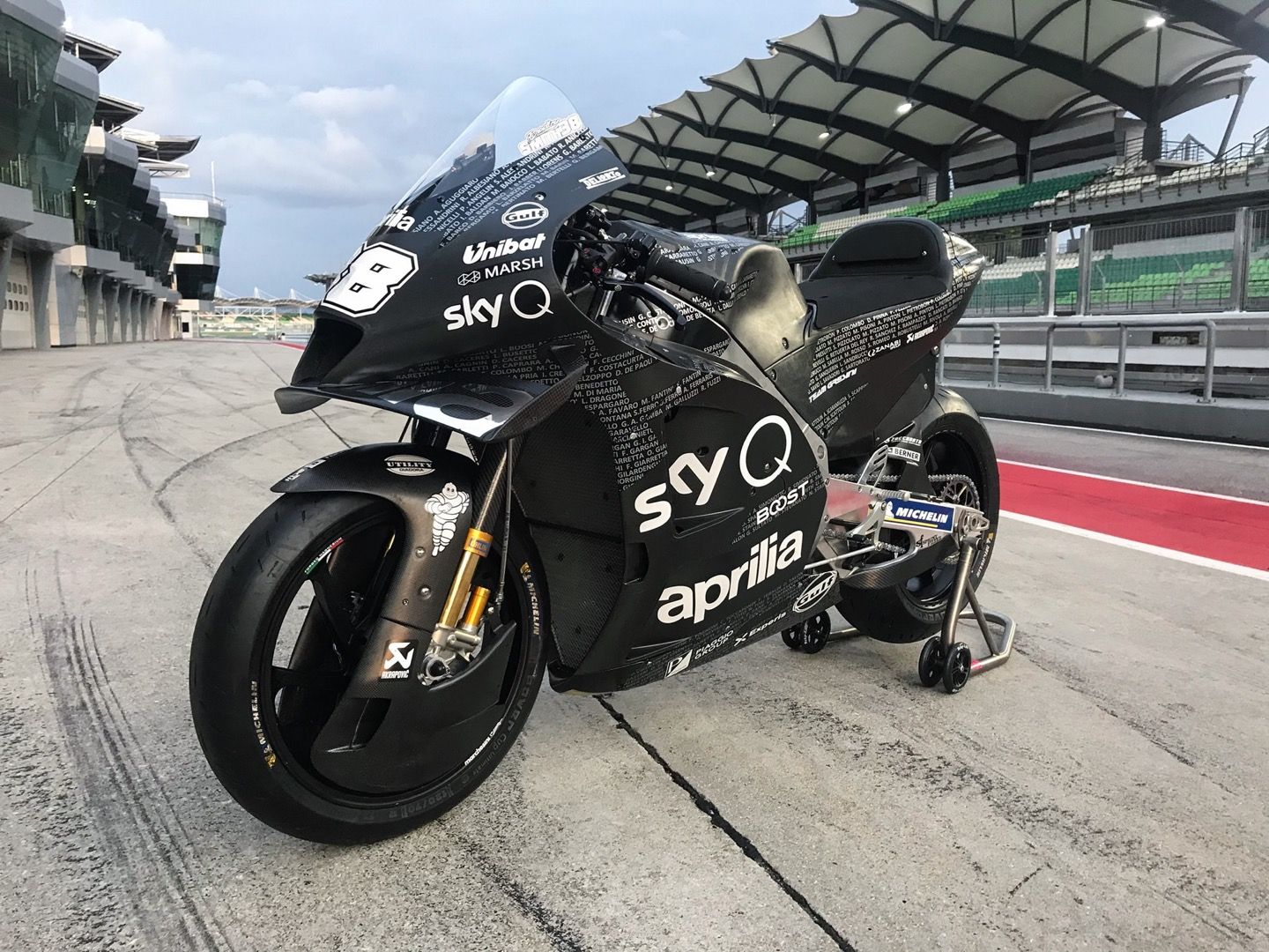 Aprilia RS-GP 2020, con los nombres de todo el equipo