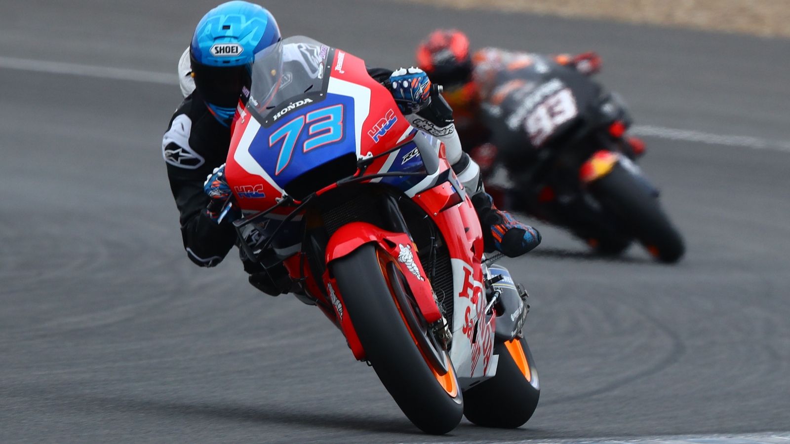 Álex Márquez en los test de Jerez con Marc Márquez al fondo (Foto: Gold & Goose).