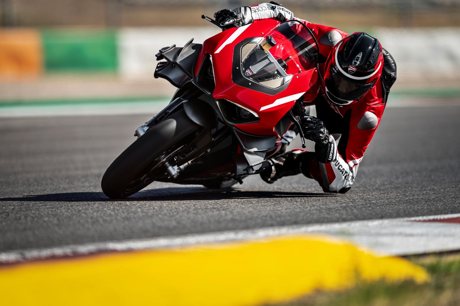 Ducati Superleggera V4 2020 en acción