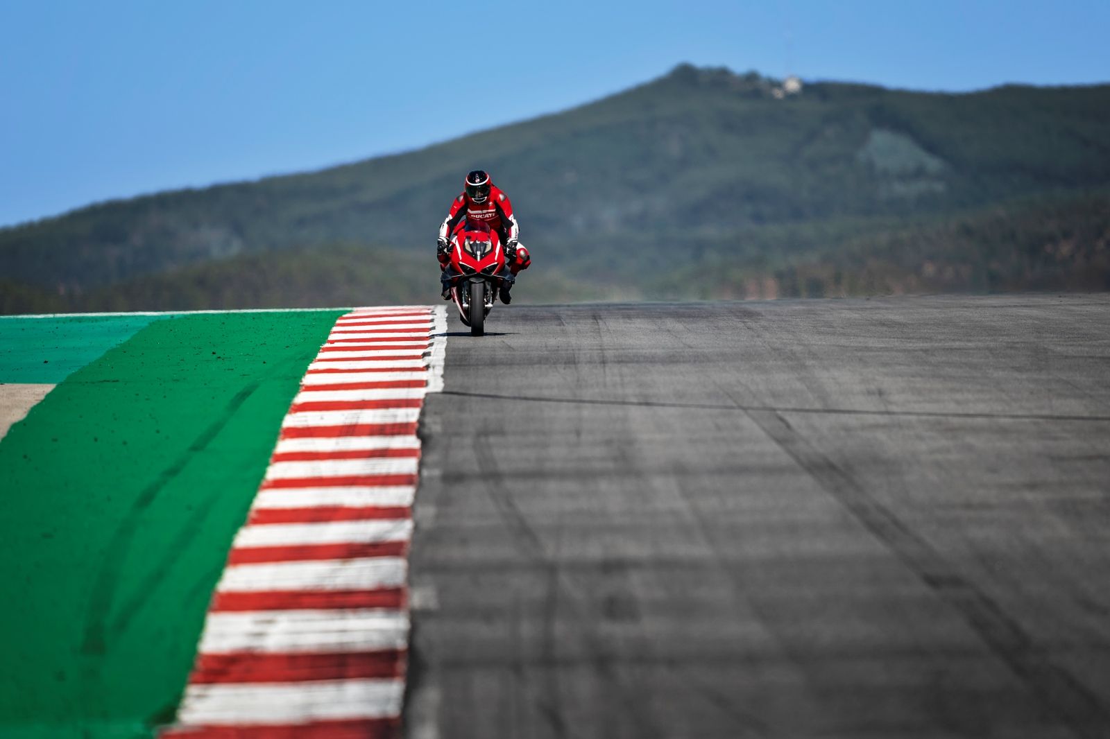 Ducati Superleggera V4 2020 en acción