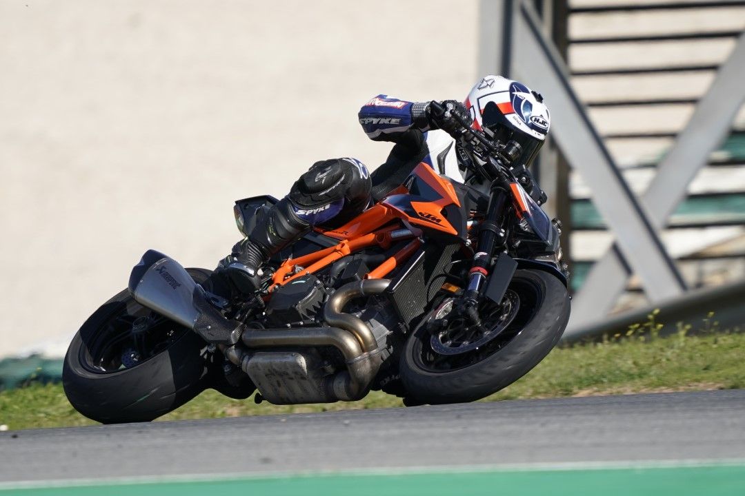 "Ready to race". La KTM 1290 Super Duke R es una supernaked que no oculta sus aspiraciones muy deportivas. 