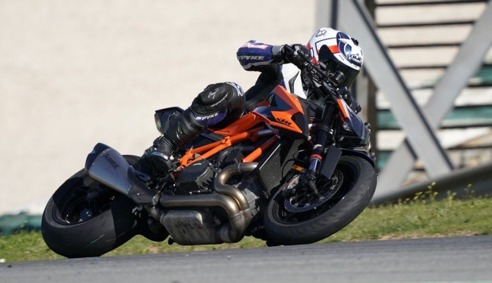 "Ready to race". La KTM 1290 Super Duke R es una supernaked que no oculta sus aspiraciones muy deportivas. "Ready to race". La KTM 1290 Super Duke R es una supernaked que no oculta sus aspiraciones muy deportivas.
