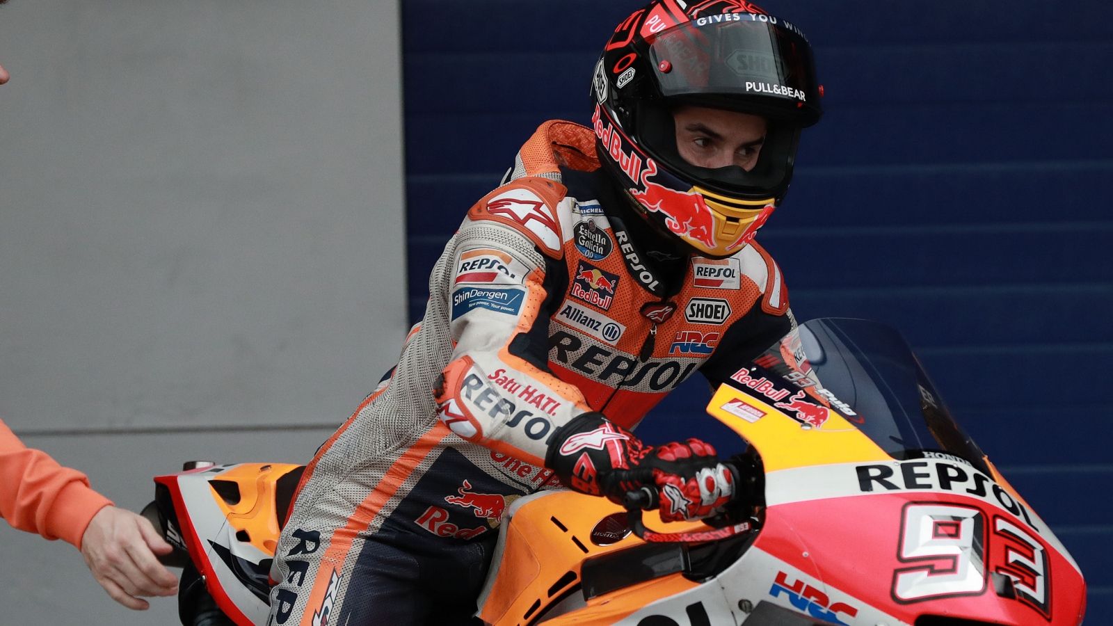 Marc Márquez saliendo del box en los test de MotoGP 2020.