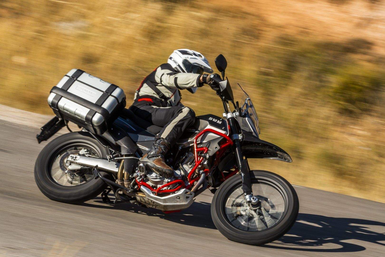 SWM Superdual T 2018. Fotos