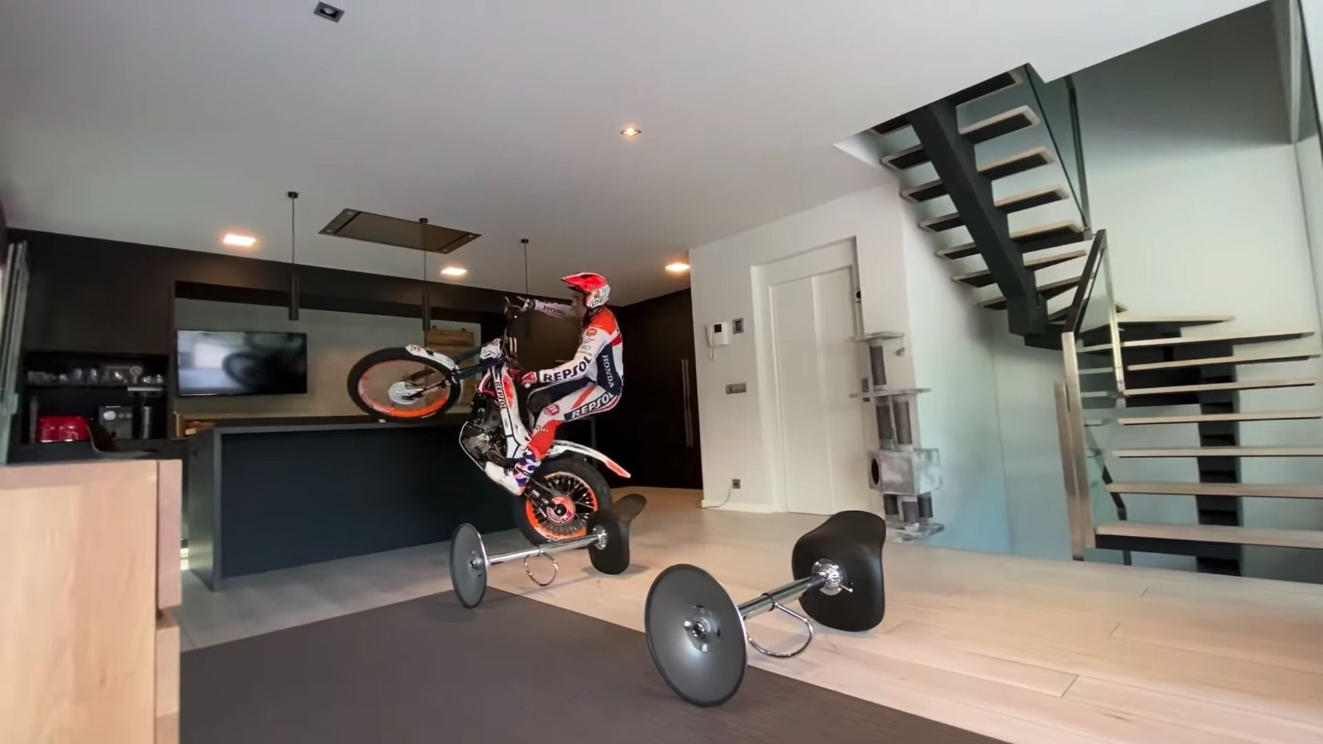 Vídeo: Toni Bou tiene su propia y espectacular forma de pasar la cuarentena