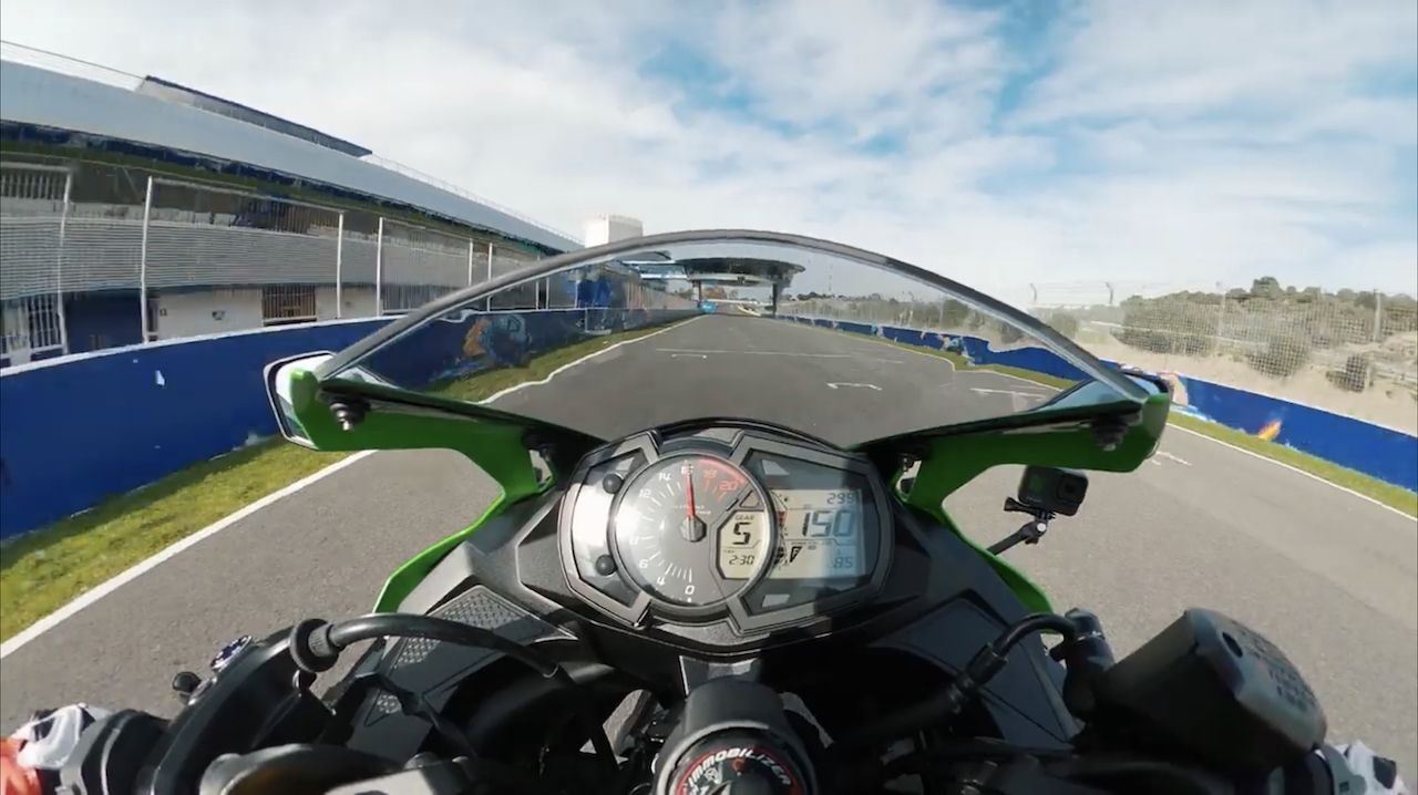 La Kawasaki Ninja ZX-25R de 4 cilindros en línea se deja ver en Jerez con Jonathan Rea