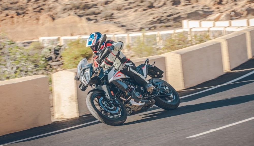 La KTM 390 Adventure se ofrece a un precio muy competitivo teniendo en cuenta todo lo que incluye de serie. La KTM 390 Adventure se ofrece a un precio muy competitivo teniendo en cuenta todo lo que incluye de serie.
