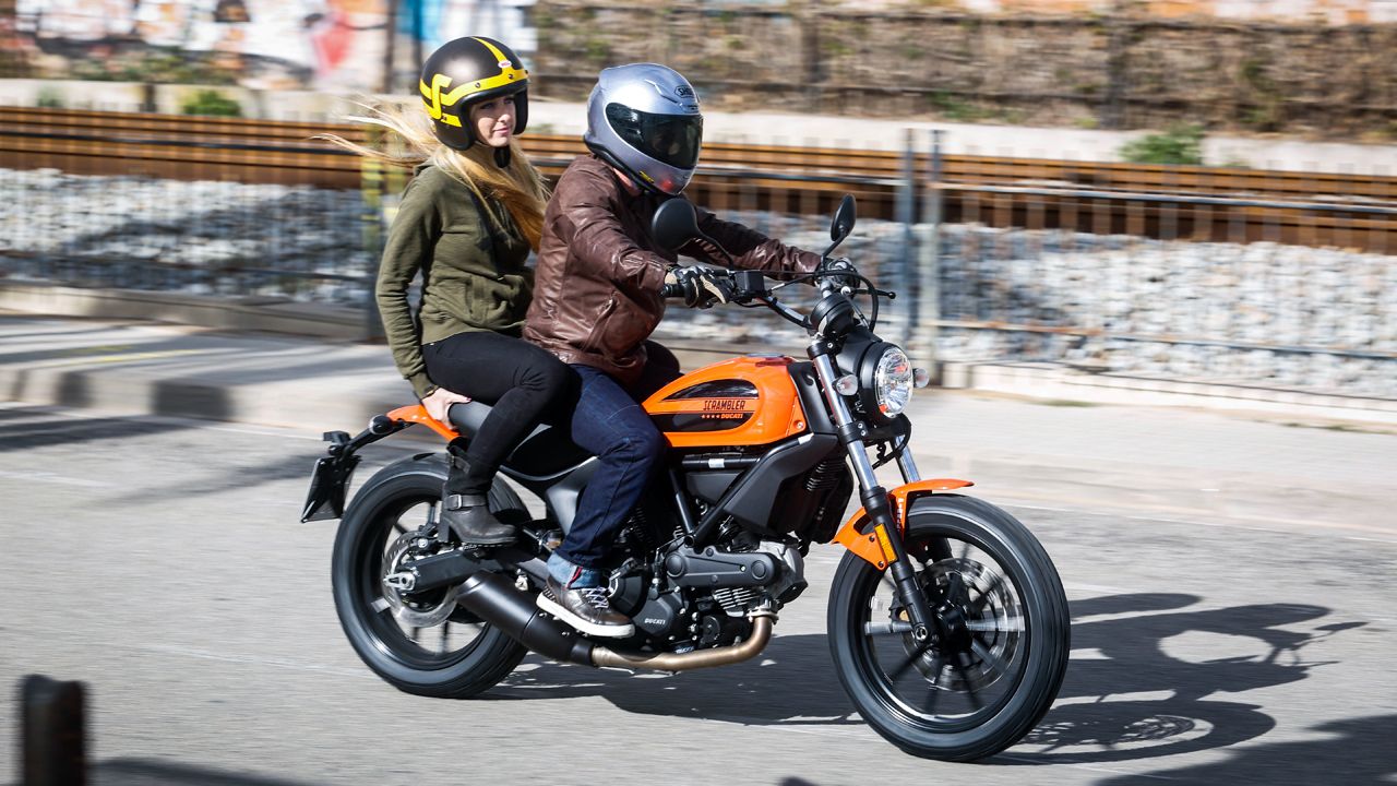 Última Hora: Prohibido ir con pasajero en moto