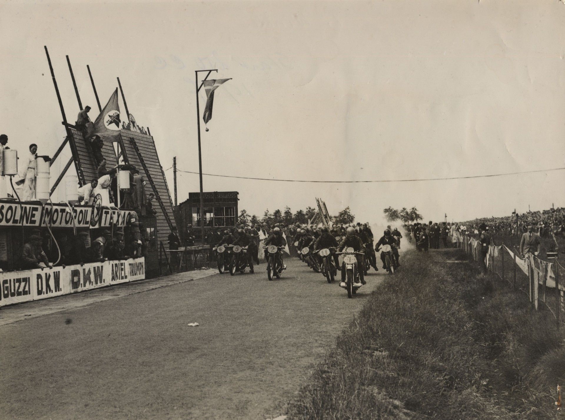 Salida de la carrera de 500 en el Dutch TT de 1937, en el primitivo circuito de Assen.