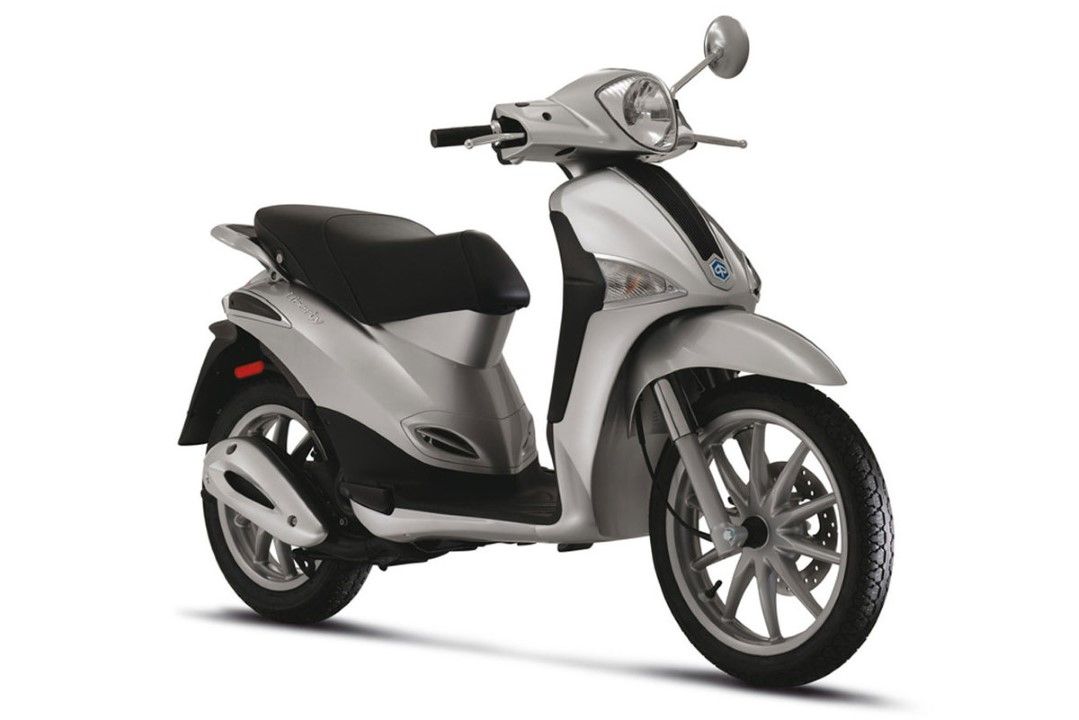  Piaggio Liberty 50. 4 tiempos. Refrigeración por aire forzado. Desde 2.192 euros.