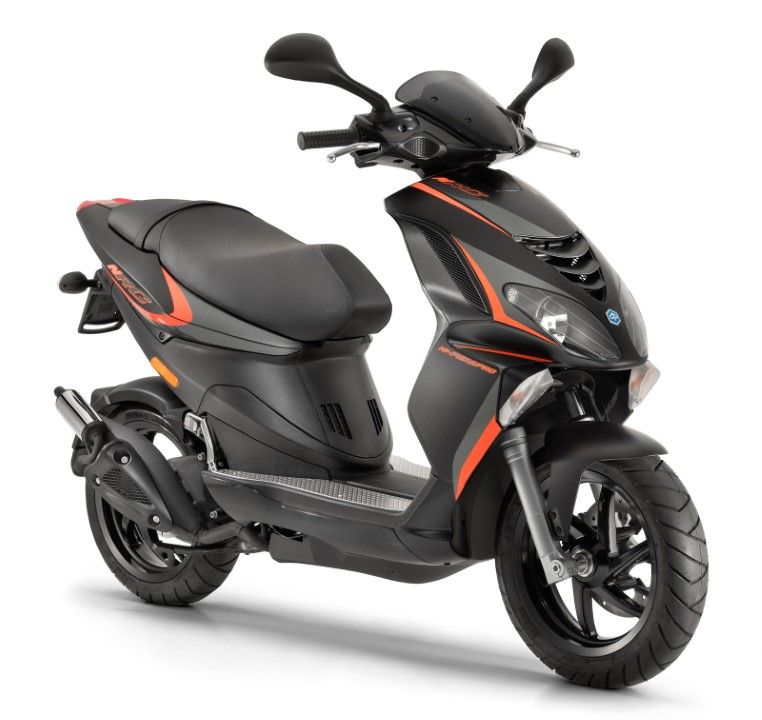 Piaggio NRG Power 50. 2 tiempos. Refrigeración líquida. 2.649 euros.