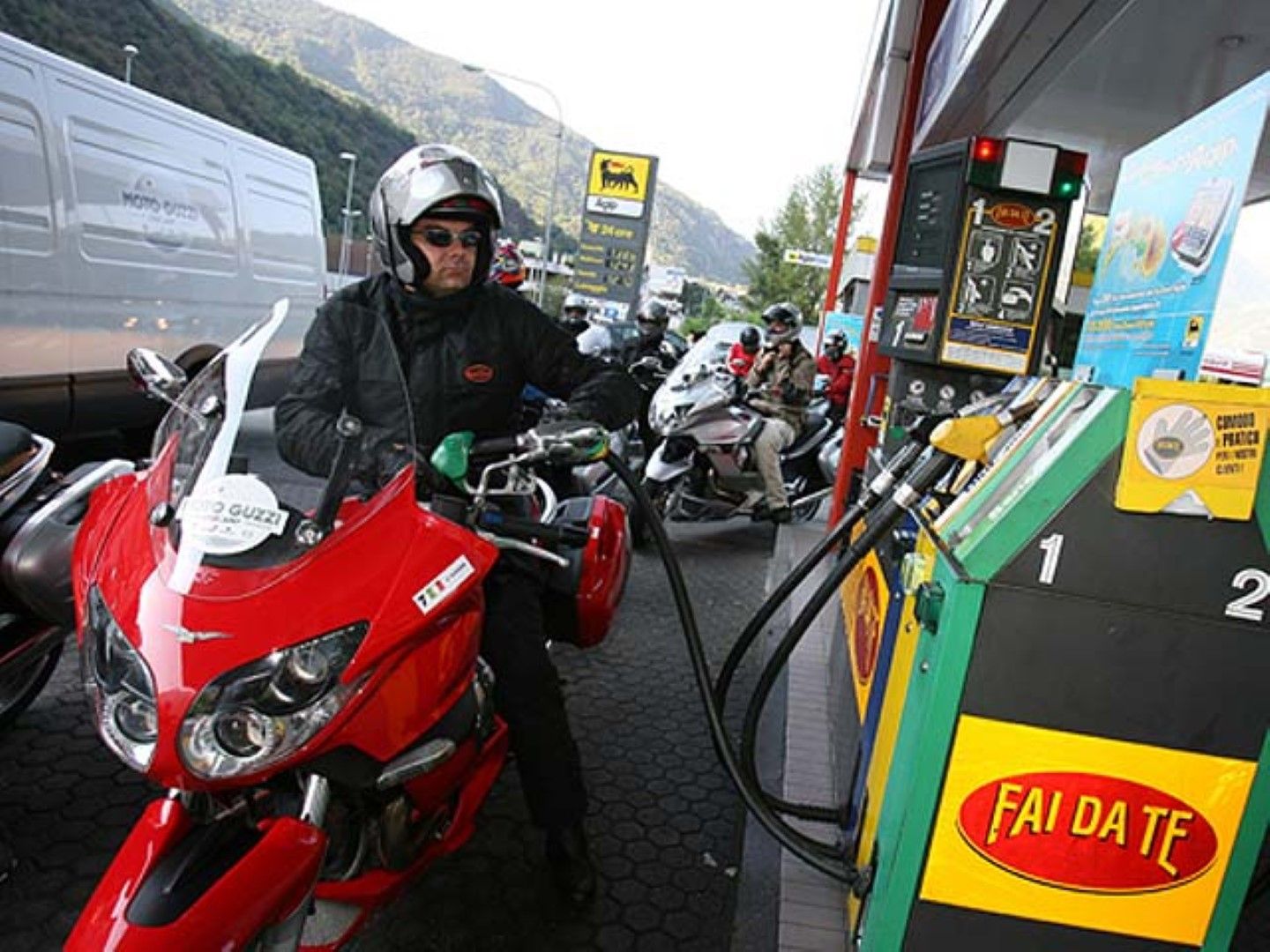Cómo evitar contagiarse del Coronavirus al repostar la moto