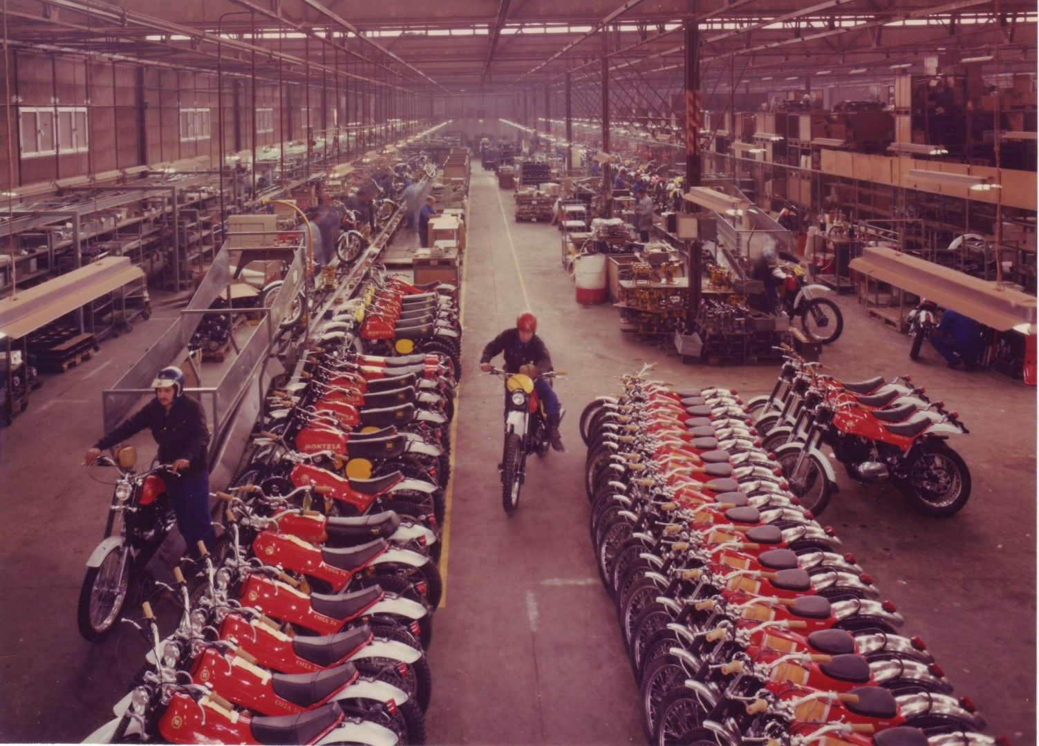 75º Aniversario de Montesa, fábrica de Esplugas en 1977.