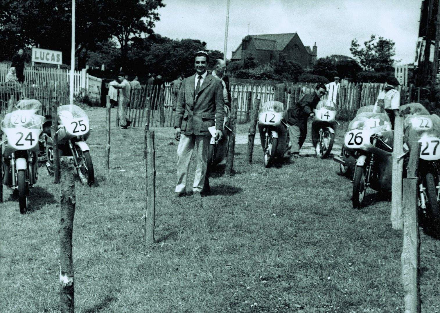 La formación Honda en su debut en el TT. El sonriente occidental es Bill Hunt.