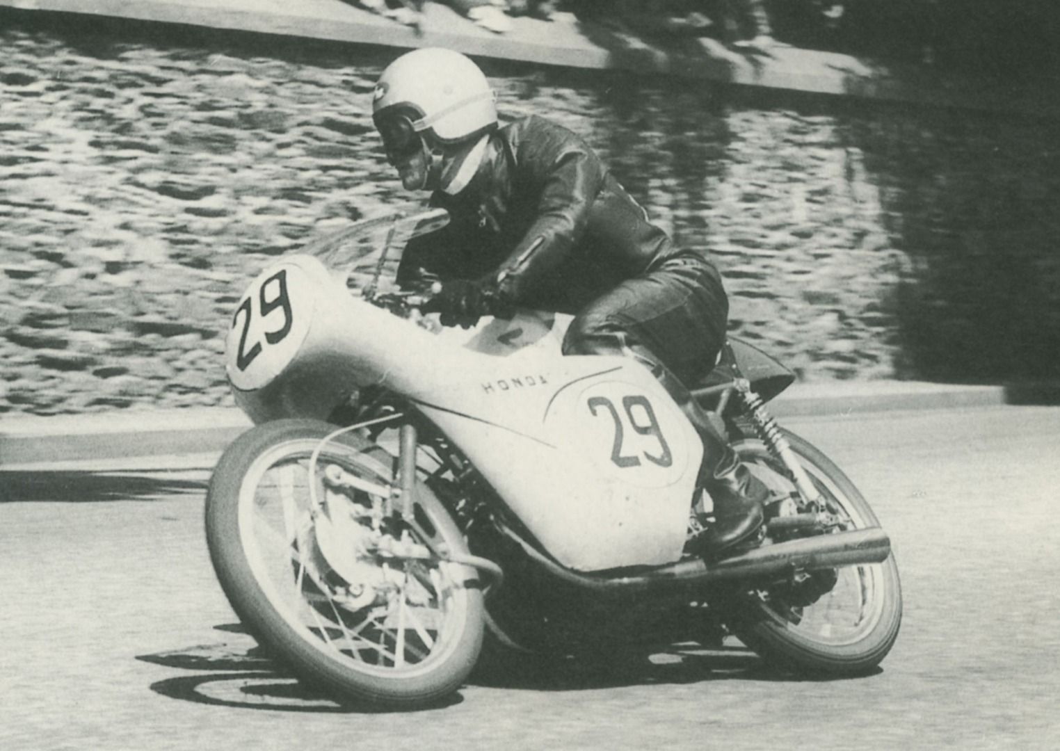 Naomi Taniguchi camino de la sexta posición en el Tourist Trophy de 1959.