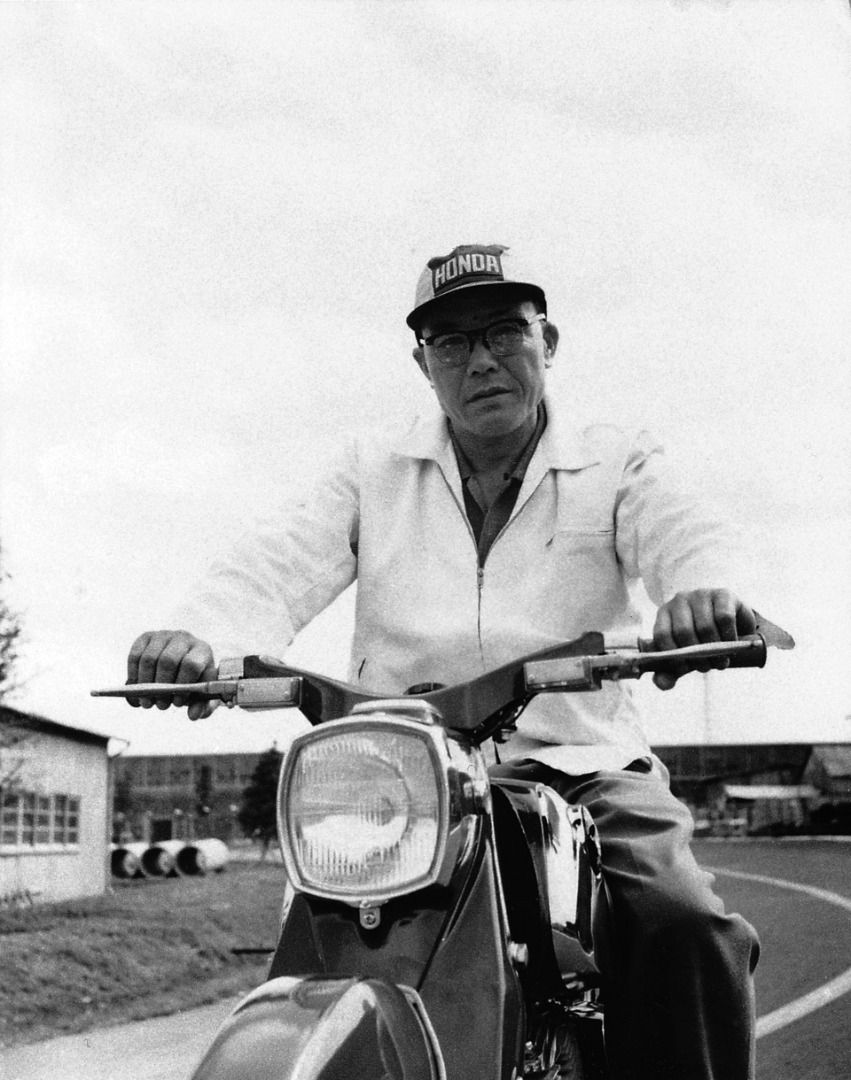 Soichiro Honda posa sobre una de sus motos.