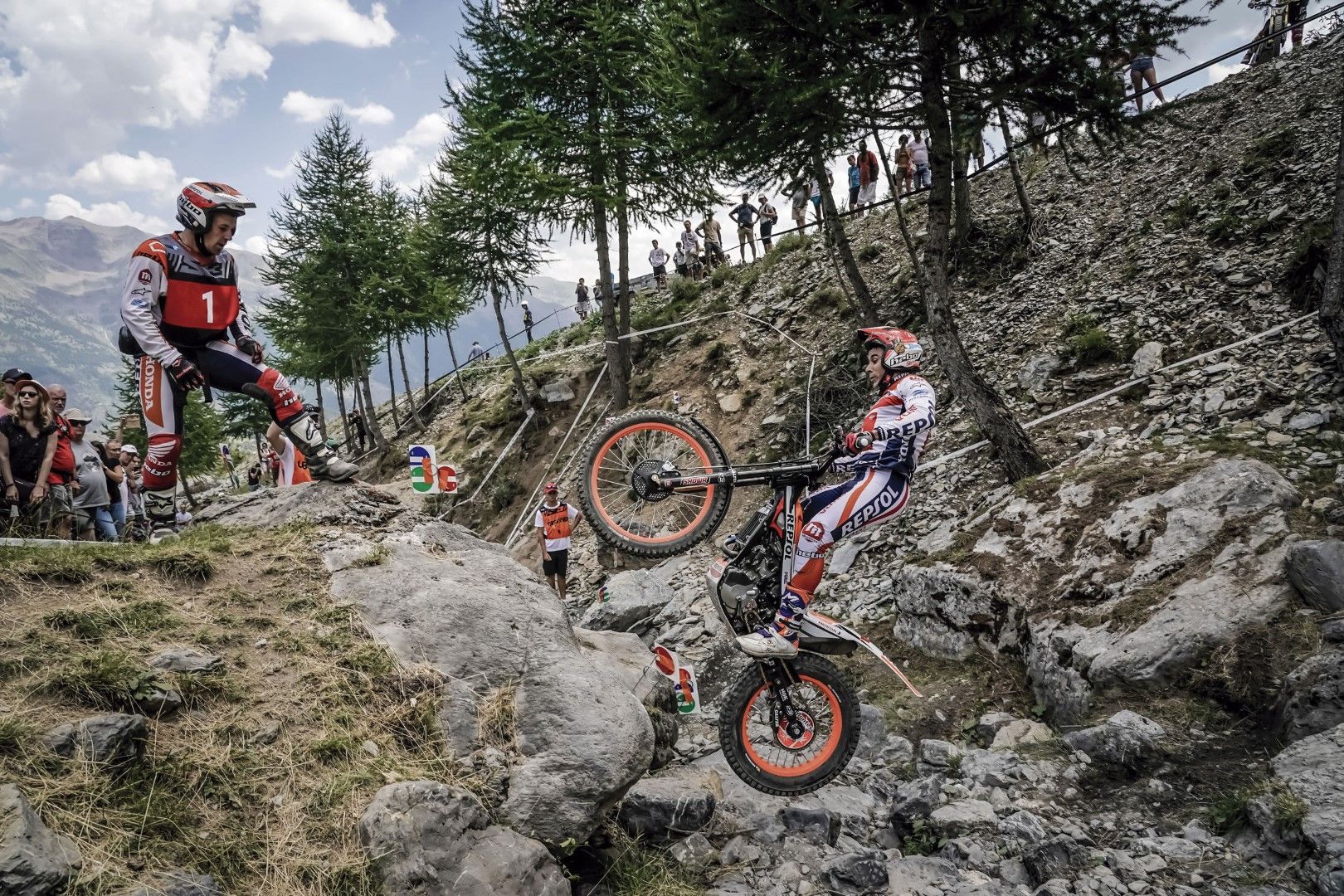 75º Aniversario de Montesa, Toni bou en plena acción con la Cota.