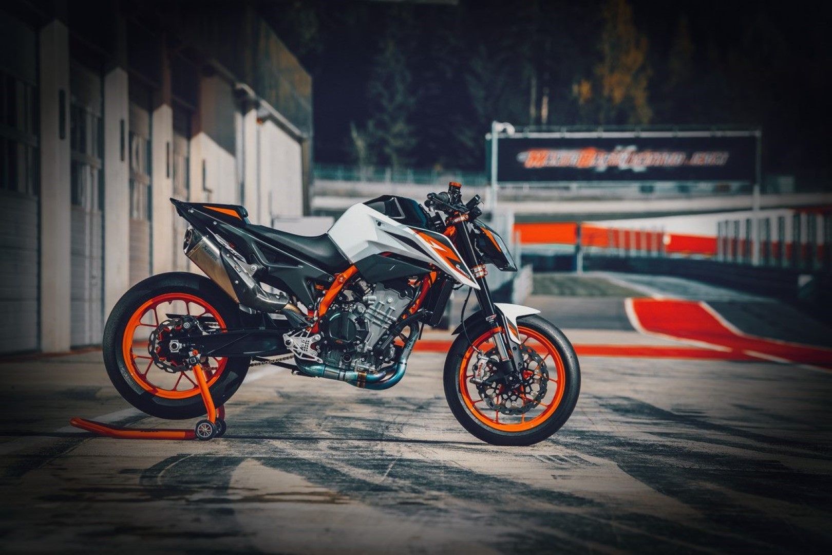 KTM 890 Duke R 2020. Fotos