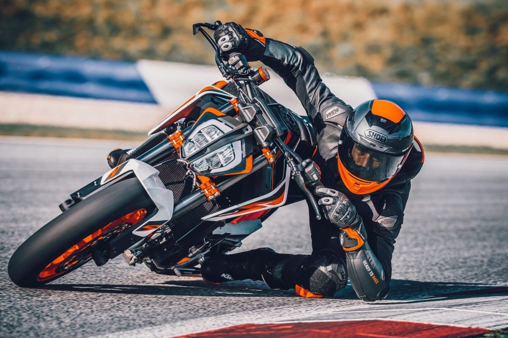 La nueva KTM 890 Duke R, incrementa las cualidades deportivas de la conocida naked media austriaca.