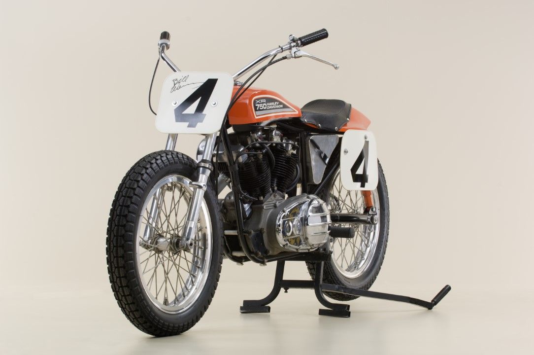 La primera XR750 llegó en 1970 para sustituir a la KR750 con la que Harley-Davidson participaba entonces en el AMA Racing en Estados Unidos. 
